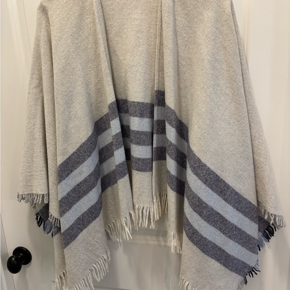 Elegant Cream and Gray Women's Sweater - Picture 2 of 4